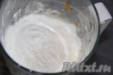 Затем добавить муку и крахмал.