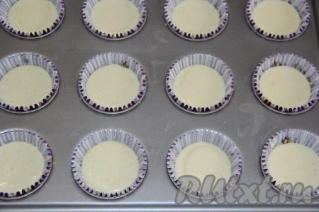 Поверх песочной основы выложить творожную массу, заполняя формы на 1/3 объёма, так как масса поднимется.
