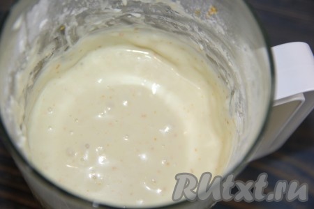 Ещё раз взбить массу, она получится ровной, однородной и не густой.