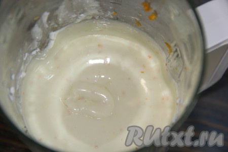 Взбить творожную массу до однородного состояния.