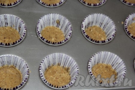 С помощью стакана утрамбовать массу.