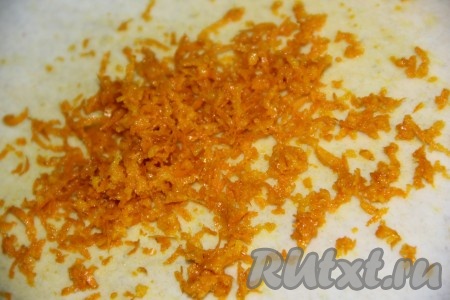 Апельсин вымыть и снять с него цедру. Добавить цедру в чашу блендера.