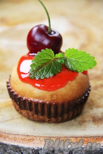 Я перед подачей аккуратно сняла бумажные вкладыши и полила порционные чизкейки вишнёвым топингом. Вкусные, красивые мини чизкейки готовы.
