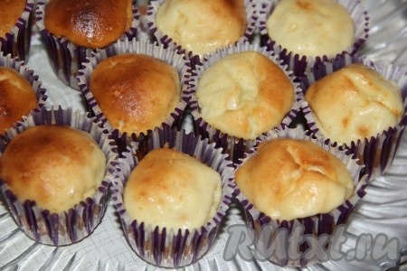 Поставить форму с мини чизкейками в разогретую духовку и выпекать при температуре 190 градусов, примерно, 25-30 минут (до золотистого цвета).
