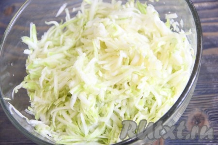 600 грамм подготовленных кабачков натереть на крупной тёрке в глубокую миску, всыпать 2 хорошие щепотки соли, перемешать и оставить на 5 минут.