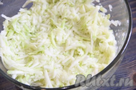 Через 5 минут отжать из натёртого кабачка выделившийся сок (я отжимаю сок руками, беру частями кабачковую массу в руку и сжимаю в ладони). Выделившийся сок нам не понадобится.