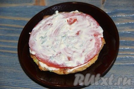 Слегка смазать помидор соусом и накрыть следующим кабачковым оладушком. Таким образом собрать весь торт из оладий из кабачков, соуса и помидоров.