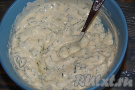 Добавить укроп в смесь майонеза и чеснока, хорошо перемешать получившийся чесночный соус.