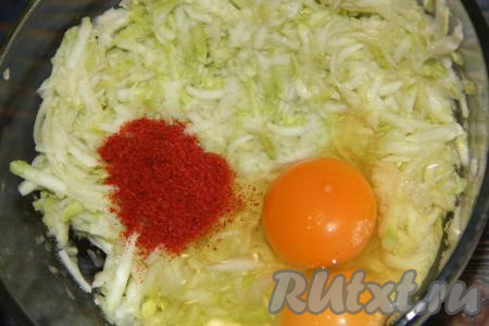 Добавить к отжатой кабачковой массе сырые яйца и специи (я использовала молотую паприку).