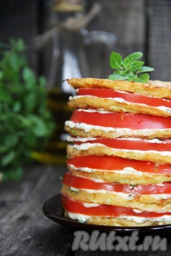 Торт из оладий из кабачков - это вкусная и красивая закуска, которую можно подать и к повседневному, и к праздничному столу.