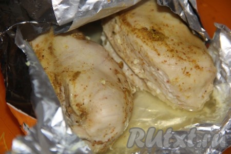 Готовое мясо достать из фольги, переложить в пластиковый лоток и убрать в холодильник на ночь.