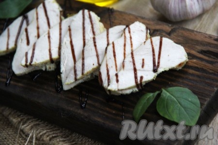 Пастрому из куриной грудки, приготовленную в домашних условиях, тонко нарезать и подать к столу. Очень вкусно, попробуйте!

