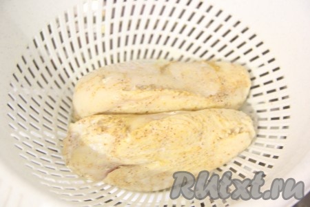Откинуть мясо на дуршлаг.