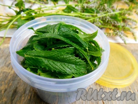 Для первого способа оборвите листочки мяты без повреждения и положите в чистый пищевой контейнер. Листочки должны свободно лежать, плотно не набивайте. При заморозке они не потеряют форму, легко будут отделяться друг от друга. Накройте пищевой контейнер крышечкой и уберите в морозильную камеру.