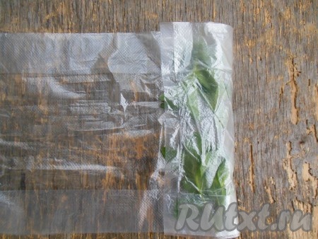 На пищевую пленку или пакет выкладываем немного мяты, сворачиваем первый слой, затем снова кладём мяту, снова заворачиваем и продолжаем выкладывать мяту и заворачивать, пока не закончится пакет.