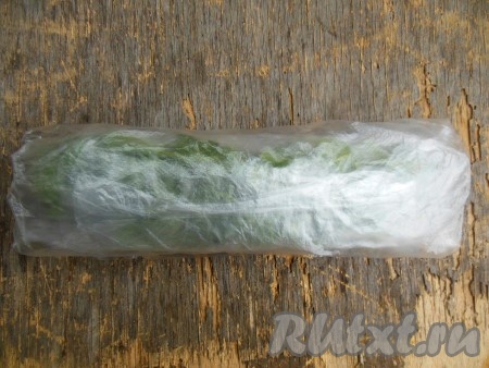 Свернутый пакет с мятой убираем еще в один пакет и отправляем в морозилку. Такой способ рекомендую тем, у кого мало места в морозилке.