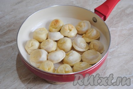 Слегка обжарить пельмени на среднем огне с двух сторон (по 1-2 минуте с каждой стороны).&nbsp;
