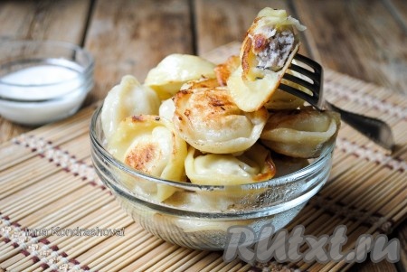 Вот так просто можно пожарить замороженные пельмени на сковороде. Блюдо получается аппетитным и вкусным, подавать нужно в горячем виде со сметаной. 