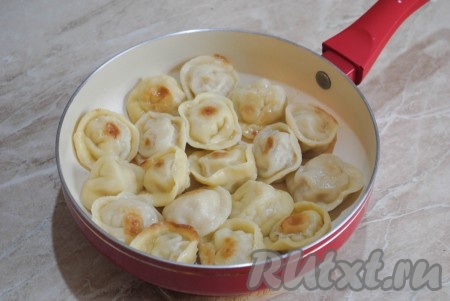 Довести воду до кипения, накрыть сковороду крышкой и готовить 3 минуты, затем крышку снять и готовить 3-4 минуты (до полного испарения жидкости).&nbsp;
