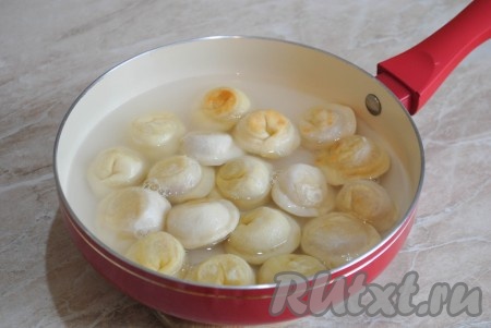 Добавить горячую воду так, чтобы она доходила, примерно, до середины пельменей, посолить.
