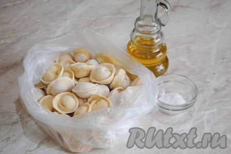 Подготовить необходимый набор ингредиентов, для того чтобы пожарить замороженные пельмени на сковороде 