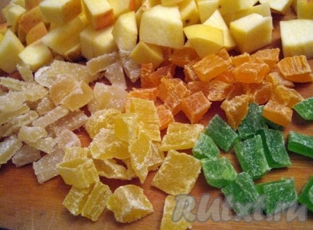 Для начинки нарезать яблоки и крупные цукаты кубиками.
