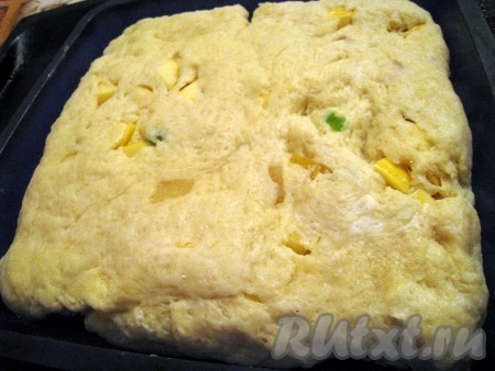 Творожное тесто раскатать, посыпать яблоками и цукатами, свернуть рулетом (или завернуть раскатанное тесто с двух сторон к центру), сформировать под размер формы, в которой будет выпекаться пирог. Форму для выпечки застелить пергаментной бумагой или смазать маслом, выложить пирог.
