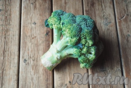 Капусту брокколи промыть под проточной водой.&nbsp;
