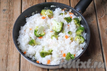 Перемешать и подержать на огне ещё 1 минуту. 