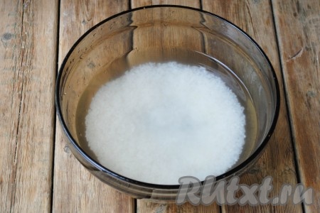 Рис, промытый в нескольких водах, выложить в кастрюлю, залить 325 мл чистой холодной воды, посолить по вкусу. Кастрюлю поставить на сильный огонь и, помешивая, довести до кипения. Затем убавить огонь до минимального, ещё раз перемешать, чтобы рис не пристал ко дну кастрюли, накрыть крышкой и варить 10 минут. Во время приготовления крышку не открывать и рис не помешивать. Затем огонь сделать максимальным и через 10 секунд кастрюлю снять с огня. Дать рису настояться в течение 5 минут.
