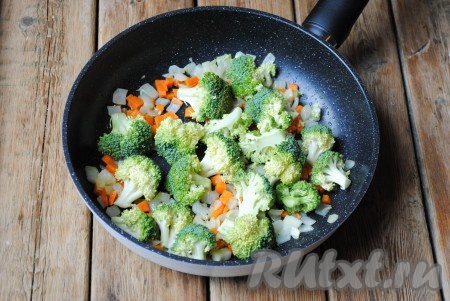 Затем выложить в сковороду брокколи и влить 50 мл воды, посолить по вкусу и готовить 5-7 минут на среднем огне (до полного выкипания жидкости). Крышкой не накрывать. 