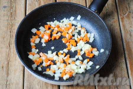 Жарить овощи, помешивая, 5 минут на среднем огне.&nbsp;
