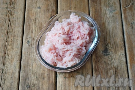 Нарезать мясо на небольшие кусочки и пропустить через мясорубку.&nbsp;
