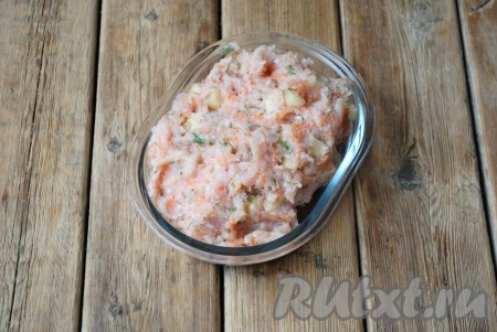 Фарш хорошо перемешать, добавить соль и чёрный молотый перец, ещё раз перемешать. Для того чтобы котлеты не разваливались, отбить фарш несколько раз о дно глубокой миски.
