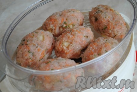 Мокрыми руками из фарша индейки сформировать котлеты любой формы (круглые или овальные). Выложить в чашу пароварки, которую предварительно нужно смазать тонким слоем растительного масла. Закрыть чашу пароварки.