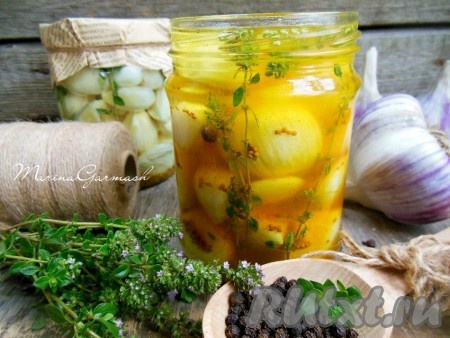 Закройте каждую банку крышечкой. Если баночку с заготовкой потрясти, то специи разойдутся по маслу. Масло приобретет красивый желтый оттенок.
