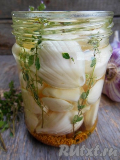 Залейте банки с чесноком подсолнечным (или оливковым) маслом.&nbsp;Масло должно полностью покрывать чеснок.
