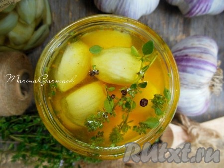 Заготовку из чеснока в масле на зиму рекомендуется хранить в холодильнике под закрытой крышкой до полугода.
