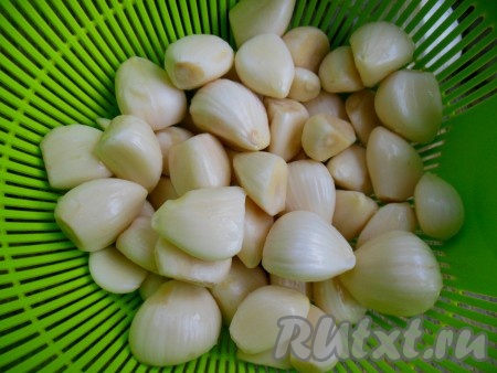 Чеснок очистите, промойте под проточной водой. Положите на дуршлаг.
