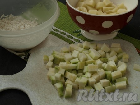 Картошку очистить, если кабачки не молодые - очистить их от кожуры и семечек. Кабачки и картофель нарезать кубиками (кубики картофеля должны быть немного крупнее кубиков кабачков). Промыть рис.