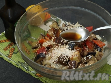 Из сковороды пересыпать овощи в глубокую миску, добавить соевый соус, лимонный сок, сахар, соль, молотый перец и кунжут.
