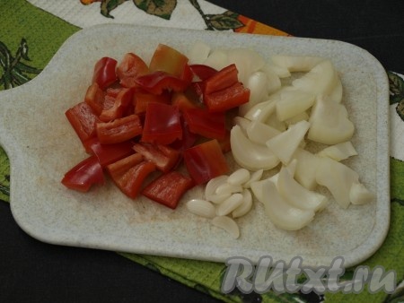 Лук очистить, из болгарского перца удалить семена. Крупно нарезать лук и болгарский перец. Для контраста лучше взять перец красного цвета, но жёлтый и зелёный тоже подойдут. Чеснок нарезать пластинками.