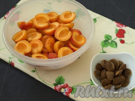 Абрикосы для заморозки следует брать плотные, желательно небольшого размера. Вымыть абрикосы под проточной водой, просушить на полотенце и удалить косточки.
