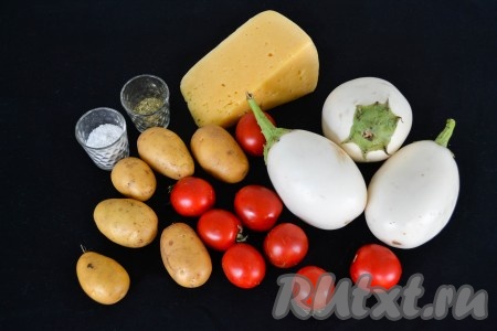 Подготовить необходимые ингредиенты для приготовления запеканки с баклажанами, помидорами и картошкой.