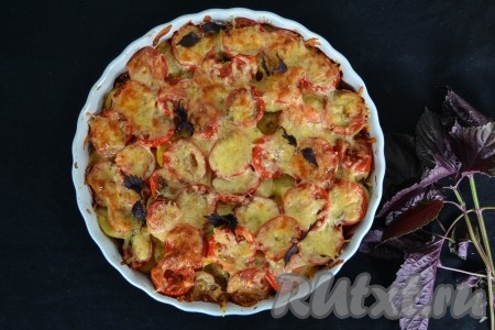 Отправить форму в разогретую духовку и запекать при температуре 180 градусов 20-25 минут.
