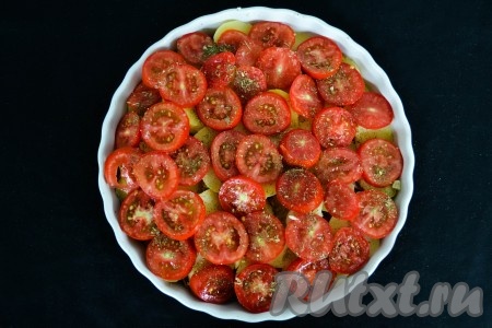 Вымыть помидоры, нарезать кружочками и выложить поверх картофеля. Посолить и приправить прованскими травами.
