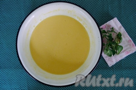 Снова все перемешать. Тесто для блинов должно быть однородным, без комочков сбитой муки, по консистенции должно напоминать густые сливки.
