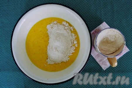 Всыпать дважды просеянную муку, соль и сахар.
