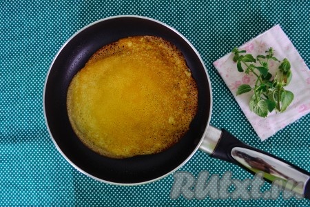 Жарить блины на среднем огне. Когда одна сторона подрумянится, блин перевернуть и подрумянить с другой стороны.
