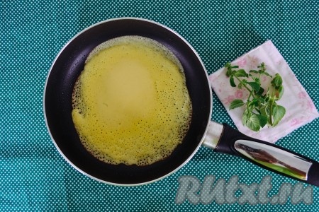 Хорошо разогреть сковороду, смазать ее растительным маслом (смазать, а не влить в нее масло!). Для этого лучше использовать силиконовую кисточку. Половником наливать тесто, держа сковороду под наклоном, чтобы тесто равномерно растекалось по сковороде.